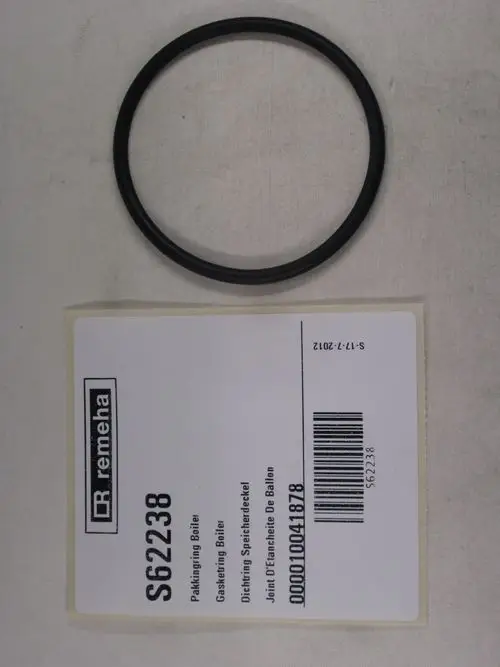 Schwarze Dichtung mit rundem Profil auf hellem Hintergrund, daneben befindet sich ein Etikett mit der Marke Remeha und Artikelnummer S62238.